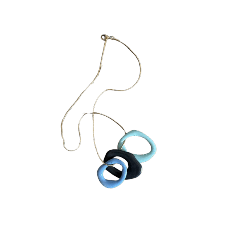 collar tricolor con cadena