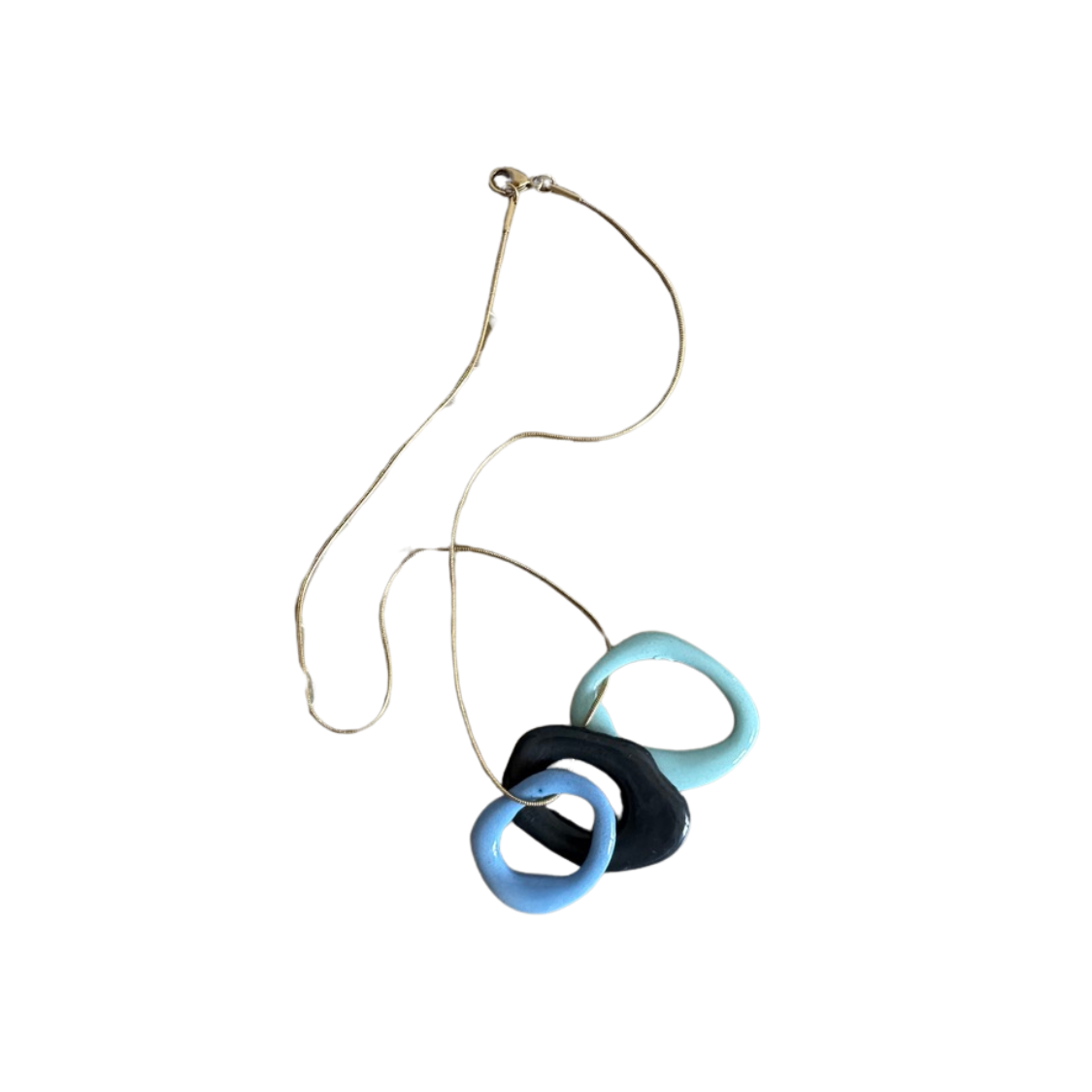 collar tricolor con cadena